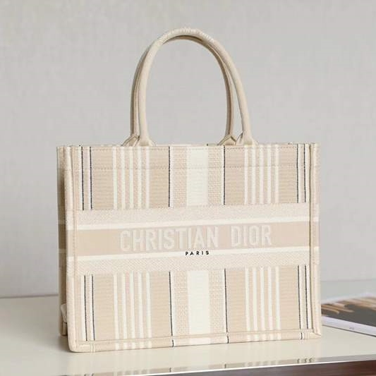 디올 북토트백 36cm