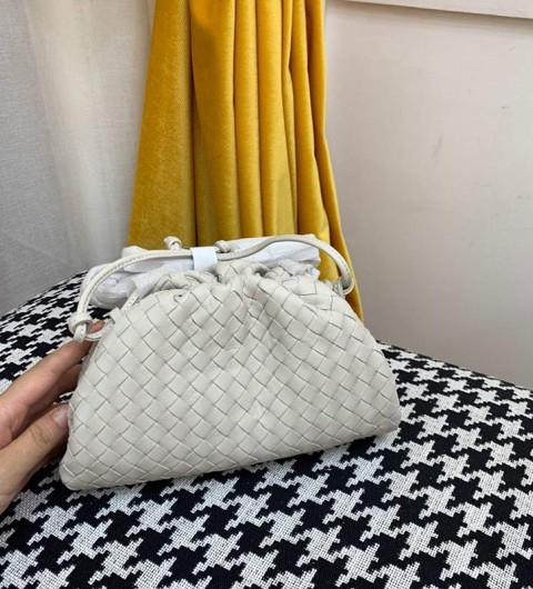 보테가베네타 인트레치아토 파우치 클러치백 22cm