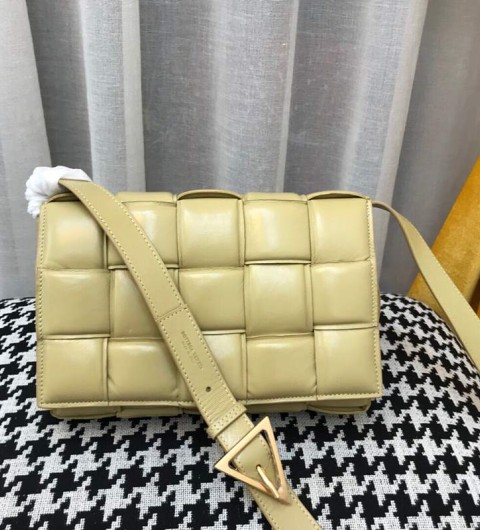 보테가베네타 패딩 카세트백