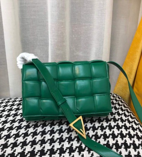 보테가베네타 패딩 카세트백