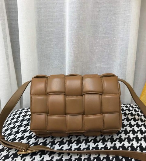 보테가베네타 패딩 카세트백