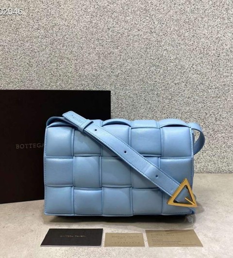 보테가베네타 패딩 카세트백