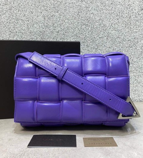 보테가베네타 패딩 카세트백